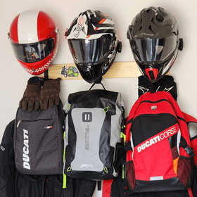 Soporte PREMIUM para 3 Cascos + 3 Accesorios